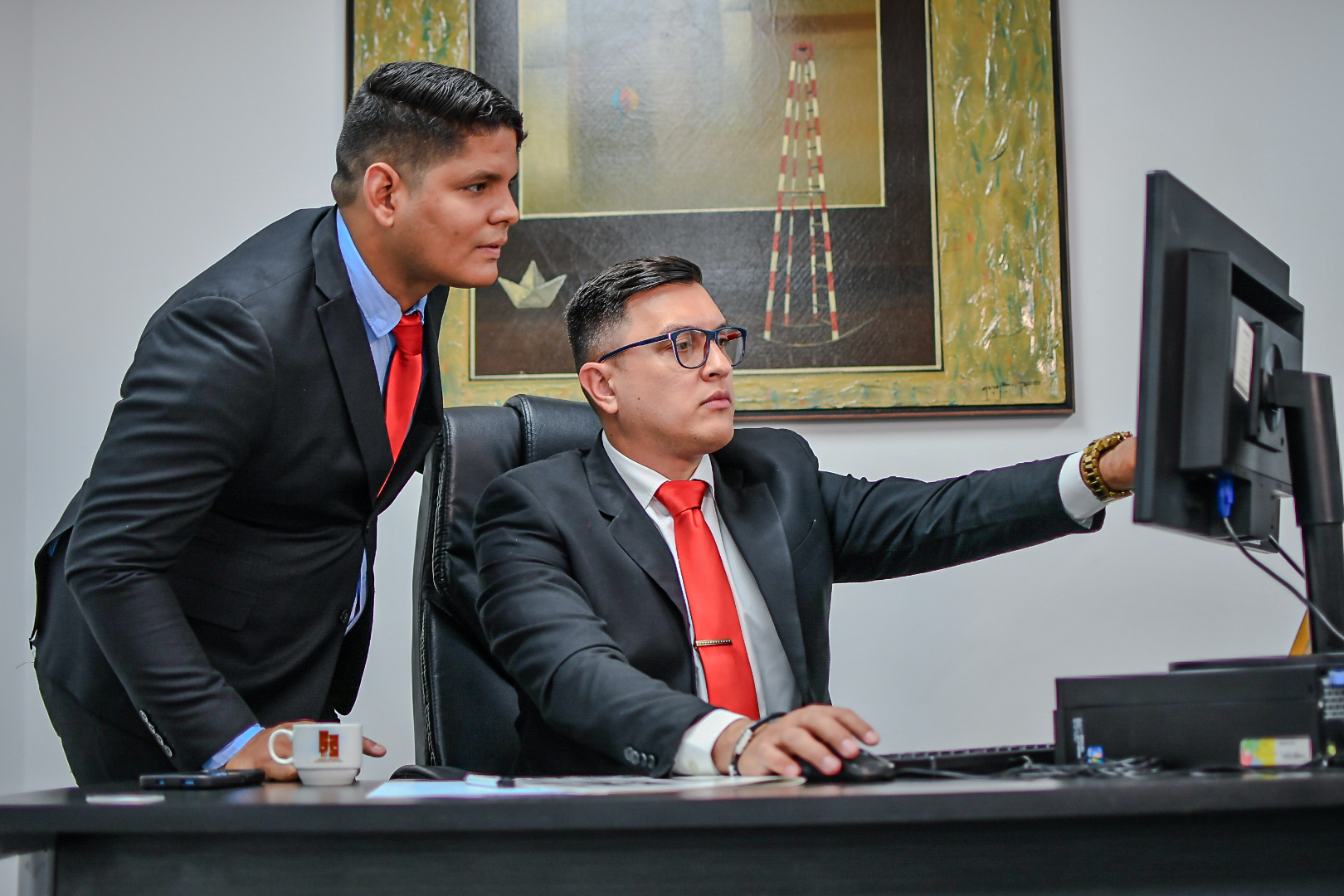 Abogados Víctor Román y Luis Delgado trabajando en el despacho